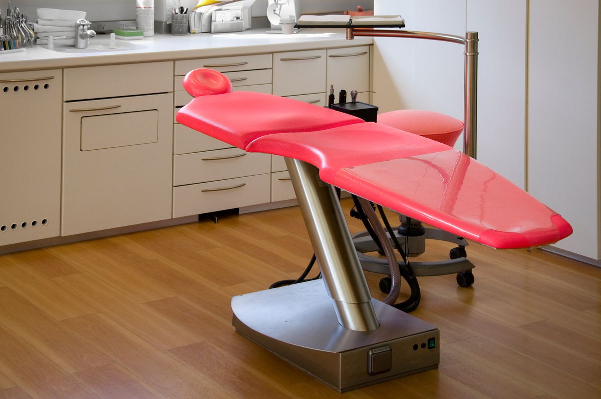 Fauteuil de soins d'un cabinet dentaire prêt pour une consultation d'urgence